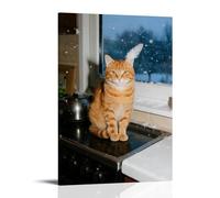 Un gatto arancione che si accovaccia sul fornello con le zampe nascoste, baffi spolverati di neve, mentre la piuma d'oca cade fuori dalla finestra, decorazione da parete alla moda - poster artistico