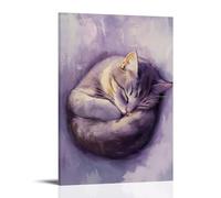 Un gatto assonnato arricciato in una palla stretta, dipinto dolcemente su uno sfondo di lavanda tenue di accogliente quiete. Decorazione da parete alla moda - Poster artistico da appendere e murale 20