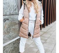 Un gilet lungo e reversibile da donna con cappuccio, cerniera, tasche portaoggetti e spacchi laterali: una scelta pratica ed elegante per il clima freddo, che unisce lo stile sportivo a quello urbano.