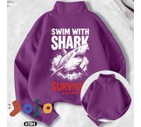Un grande squalo bianco che salta fuori dall'acqua, con la scritta "Swim with Sharks" stampata sul retro. Questa felpa per bambini, creativa, casual e minimalista, presenta un design con spalle scese 