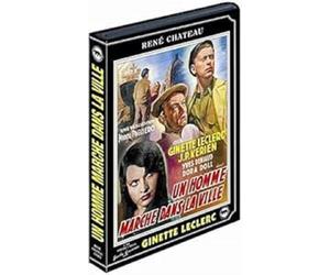 Un homme marche dans la ville