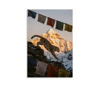 Un leopardo delle nevi che salta da una scogliera innevata, artigli che afferrano una bandiera di preghiera svolazzante, con la montagna dorata illuminata dal sole sullo sfondo, decorazione da parete