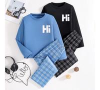 Un outfit casual da casa di 4 pezzi , adatto per i ragazzi, incluso un top a maniche lunghe con la stampa della parola "Ciao" e pantaloni a gamba dritta a quadri, un set di più pezzi in combinazione d