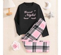 Un outfit di casa elegante e alla moda per la camera da letto climatizzata di una ragazza, con top a maniche lunghe e pantaloni, con stampe carine abbinati a pantaloni a righe rosa e scacchi. Il tessu