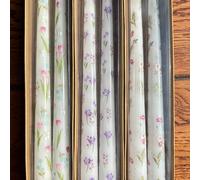 Un paio di candele a colonna alte 25 cm con stampa in seta di tulipani e motivi viola, adatte per decorazioni domestiche, cene e matrimoni, oltre che come regalo. Set di 2 candele stampate viola,Set d