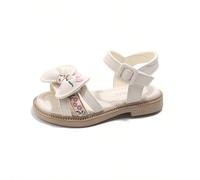 Un paio di sandali bianchi per bambini, must-have dell'estate. Il cinturino superiore è decorato con un fiocco ricamato a fiori, con design a strappo. Lo stile complessivo è dolce e carino, appartenen