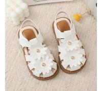 Un paio di sandali con gancio e anello decorati con perline metalliche a forma di margherita bianca, l'ultima estiva per bambini. Uno stile comodo, un'ottima scelta per uscite quotidiane, shopping nei