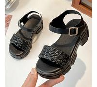 Un paio di sandali con suola spessa, best seller per bambini e ragazze. Il design della tomaia presenta fasce intrecciate nere abbinate a cinturini in pelle nera con fibbia. Lo stile con suola spessa 