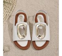 Un paio di sandali decorati in metallo per e bianchi con chiusure dorate, alla moda, semplici e casual. Sono un'ottima scelta per la vita universitaria, le uscite quotidiane, lo shopping nei centri co