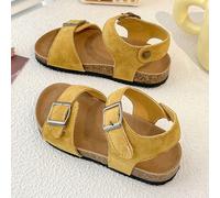 Un paio di sandali estivi best-seller per bambini antiscivolo. Il materiale superiore è giallo, con due cinturini con fibbia metallica, il design è semplice e generoso. Lo stile complessivo è casual e