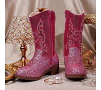 Un paio di stivali da cowboy invernali per ragazze, con il colore principale rosa brillante, caratterizzati da motivi bianchi ricamati sui gambali degli stivali e una cerniera laterale per indossarli