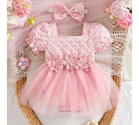 Un raffinato body rosa in tulle per bimbe. Ha un design con scollo quadrato e maniche corte e il collo quadrato è decorato con fiori sulla gonna in tulle. Questo body è adatto per neonati da 0 a 3 ann
