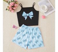 Un set di abbigliamento casual ed elegante per la casa, composto da una canotta nera con fiocco e pantaloncini rosa, un carino pigiama con fiocco, adatto per bambini e ragazze da indossare a casa dura