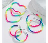 Un set di tre di orecchini a a forma di cuore avvolto in filo color , eleganti e versatili, come idea regalo per le feste