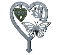 Un significativo pennarello da giardino a forma di cuore con bellissime farfalle