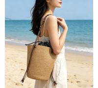 Una borsa casual a tema vacanza in forma di secchiello intrecciata in erba con una tasca interna con coulisse. Perfetta per abbinare agli outfit o come regalo. Colore unicoCarta tessile