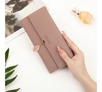 Una borsa portafoglio lunga di colore rosa intenso, stile Giappone e Corea del Sud per la primavera/estate 2024, con pendente a forma di foglia personalizzato, tre pieghe, semplice e di grande capacit