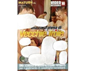 UNA CASA PIENA DI VECCHIE TR0IE