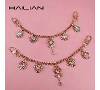 Una catena di prolunga per borsa e tracolla in lega, progettata ispirandosi alla bacchetta magica di una bella ragazza e a una gemma a forma di goccia d'acqua. È abbinata a una bacchetta magica intars