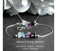 Una collana e un braccialetto realizzati in pietra naturale grezza per l'equilibrio spirituale ed energetico, realizzati in pietra di luna, apatite, ametista, granato e ematite, che servono come un re