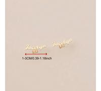 Una coppia di orecchini curvi in acciaio inossidabile con nome inglese, orecchini unici con lettere incise, ideali per il ritorno a scuola, San Valentino, la Festa della Mamma, il regalo perfetto per