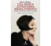 Una mosca attraversa mezza foresta. Storie di regime, esilio e libertà [Paperbac