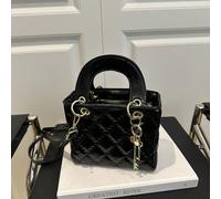 Una nuova borsa da donna per la primavera e l'estate, una borsa toffee, una mini borsetta retrò di moda con un motivo a griglia di diamanti trapuntato, una borsa quadrata con cerniera, tracolla lunga 