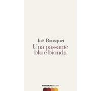 Una passante blu e bionda