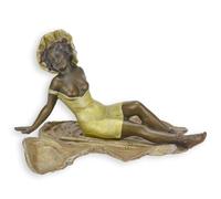 Una scultura in bronzo raffigurante una donna che fa il bagno replica design ret