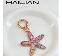 Una semplice, elegante e affascinante decorazione intrecciata a forma di stella marina in erba rafia. Può essere perfettamente utilizzata come accessorio per borse o portachiavi per auto, e può anche 