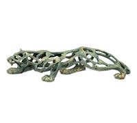 Una statuetta in resina raffigurante un giaguaro trafitto replica design retrò d