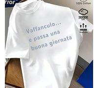 Una t-shirt da donna in cotone a coste con lo slogan italiano "Libera prima le tue emozioni, poi abbraccia la bellezza". Questo capo fresco e sportivo offre una maglia a maniche corte morbida e traspi