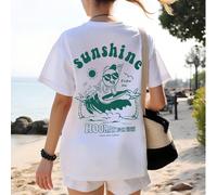 Una T-shirt grafica vivace "Sole e vacanza" - una camicia bianca estiva a maniche corte con taglie comode, caratterizzata da figure di surfisti e tocchi tropicali 0XL,1XL,2XL,3XL,4XLHalloweenTessuto i