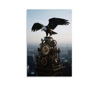 Un'aquila meccanica appollaiata sulla parte superiore della torre dell'orologio, ali in metallo che riflettono la luce del mattino, ingranaggi esposti alla parete, poster decorativo da parete 50 x 75