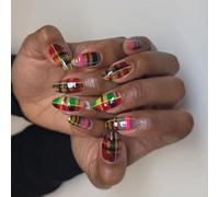 Unghie finte a mandorla stampa colorata a strisce su colle finte artificiali sui disegni punte francesi sul chiodo bara mandorla punta francese sull'unghia