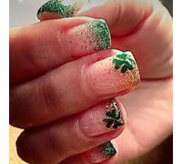 Unghie finte per il giorno di San Patrizio con trifoglio verde sulle unghie glitterate che aggiungono fascino a qualsiasi outfit
