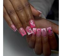 Unghie finte quadrate alla moda con cuori e glitter, per un elegante look di San Valentino e romanticismo