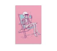 Un'illustrazione in stile vintage di uno scheletro che si rilassa su una sedia a sdraio, indossando occhiali da sole e sorseggiando succo di cocco, ambientato su uno sfondo minimalista in tinta unita
