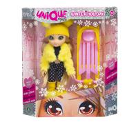 UNIQUE EYES Giochi Preziosi, Bambola Winter Holiday Amy, Bambola Bambina dai 3 Anni, le Uniche Bambole che ti Seguono con lo Sguardo, Accessori Moda e Slittino Invernale Abbinato