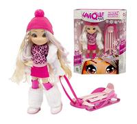 UNIQUE EYES, Bambola da 25 cm, con il loro sguardo che ti segue gli occhi, con abbigliamento invernale e accessori, giocattolo per bambini dai 3 anni, MYM17