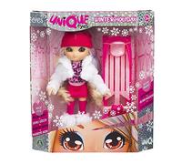 UNIQUE EYES Giochi Preziosi, Bambola Winter Holiday Rebecca, Bambola Bambina dai 3 Anni, le Uniche Bambole che ti Seguono con lo Sguardo, Accessori Moda e Slittino Invernale Abbinato
