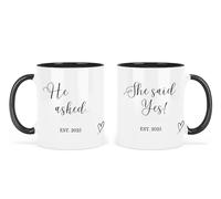 UNIQUEPGIFTS Set di 2 tazze regalo di fidanzamento per coppie, con scritta in inglese "He Asked She Said Yes, Established 2025, Friends Engaged Keepsake, Congratulations, White with Black Handle