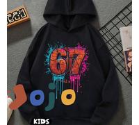 Uno sfondo a schizzi blu e viola con una stampa del numero "67" screpolata sulla parte superiore, adatta a bambini e bambine in autunno/inverno. Presenta una felpa con cappuccio oversize curva, spalle