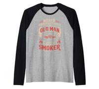 Uomo Never Underestimate An Old Man with A Smoker Funny Pitmaster Maglia con Maniche Raglan