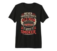 Uomo Never Underestimate An Old Man with A Smoker Funny Pitmaster Maglietta Premium