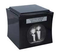 Urna in legno con candele incise Urna commemorativa