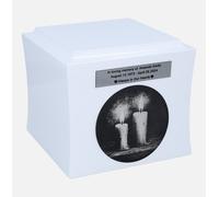 Urna in legno con candele incise Urna commemorativa