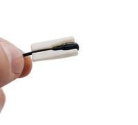 URSA Straps Mini supporto URSA. Sottile, a basso profilo e realizzato in plastica temprata. Rifinito a mano per morbidezza. Include 5 adesivi ipoallergenici MiniMount (bianco, Shure TwinPlex)