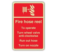 V Safety - Avvolgitubo antincendio fosforescente con scritta "To Operate Turn Wheel Valve Signage", 150 x 225 mm, realizzato in plastica rigida a doppio bagliore, segnaletica antincendio - Made in