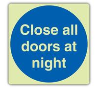 V Safety Glow In The Dark Close All Doors At Night Sign - 80 x 80 mm - Realizzato in plastica rigida Double Glow - Segnaletica di sicurezza obbligatoria - Made in Britain